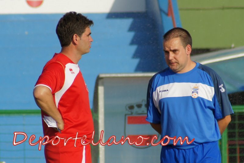 Los dos técnicos charlan antes del entrenamiento